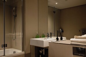Towels, soap, toilet paper - Stylish New-Build Flat for 2 in Battersea (London)