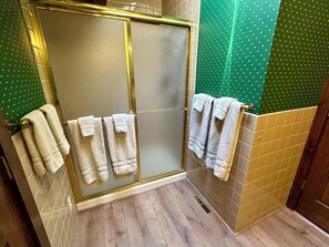 Haartrockner, Handtücher, Seife, Shampoo