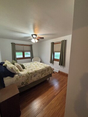 4 bedrooms, free WiFi, bed sheets