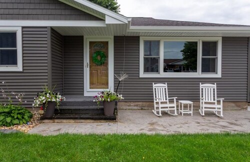 Travel Team Retreat: Fabulous 4-bedroom house with AC in charming Dyersville