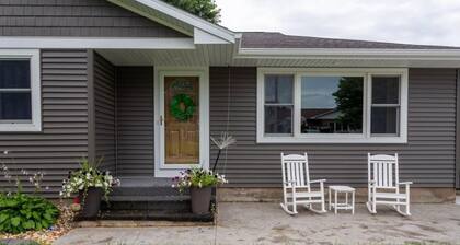 Travel Team Retreat: Fabulous 4-bedroom house with AC in charming Dyersville