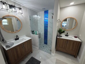 Shower, hair dryer, towels, soap - Stunning 4 bedroom home with Heated Pool and Spa (Cape Coral)