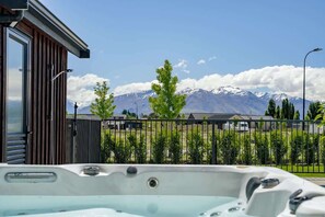 Outdoor spa tub - The Wanaka Luxe Pool House - Sleeps 10 (Wānaka)