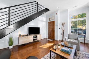 Una Smart TV, un reproductor estéreo