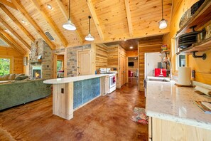 Fridge, microwave, oven, stovetop - Luxury Log Cabin, Pet Friendly, Hot Tub, Golfing, Near Brown County State Park (Nashville)