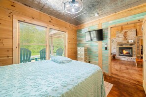 Iron/ironing board, free WiFi - Luxury Log Cabin, Pet Friendly, Hot Tub, Golfing, Near Brown County State Park (Nashville)
