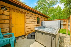Terrace/patio - Luxury Log Cabin, Pet Friendly, Hot Tub, Golfing, Near Brown County State Park (Nashville)