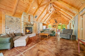 Smart TV, fireplace - Luxury Log Cabin, Pet Friendly, Hot Tub, Golfing, Near Brown County State Park (Nashville)