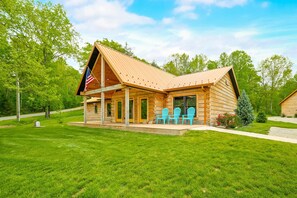 Terrace/patio - Luxury Log Cabin, Pet Friendly, Hot Tub, Golfing, Near Brown County State Park (Nashville)