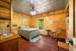 Room - Luxury Log Cabin, Pet-Friendly, Hot Tub, & Pond (Nashville)