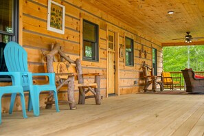 Terrace/patio - Luxury Log Cabin, Pet-Friendly, Hot Tub, & Pond (Nashville)