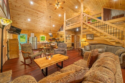 Luxury Log Cabin, Pet-Friendly, Hot Tub, & Pond
