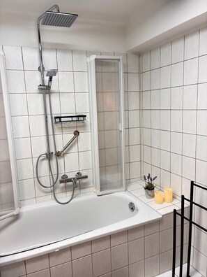Een douche, een haardroger, handdoeken, zeep