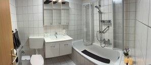 Dusche, Haartrockner, Handtücher, Seife