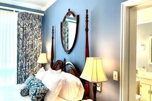 Deluxe kamer, uitzicht op tuin | Een bureau, een laptopwerkplek, verduisterende gordijnen