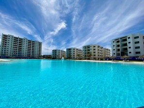 Pool - Apartment with balcony overlooking the lagoon. (Mazatlán)