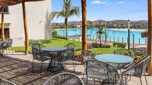 Outdoor dining - Apartment with balcony overlooking the lagoon (Mazatlán)