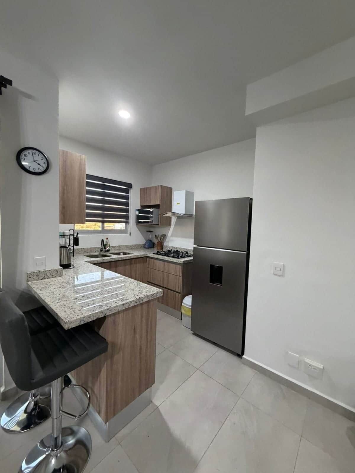 Refrigerador, microondas y parrilla de estufa 