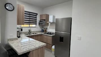 Refrigerador, microondas y parrilla de estufa