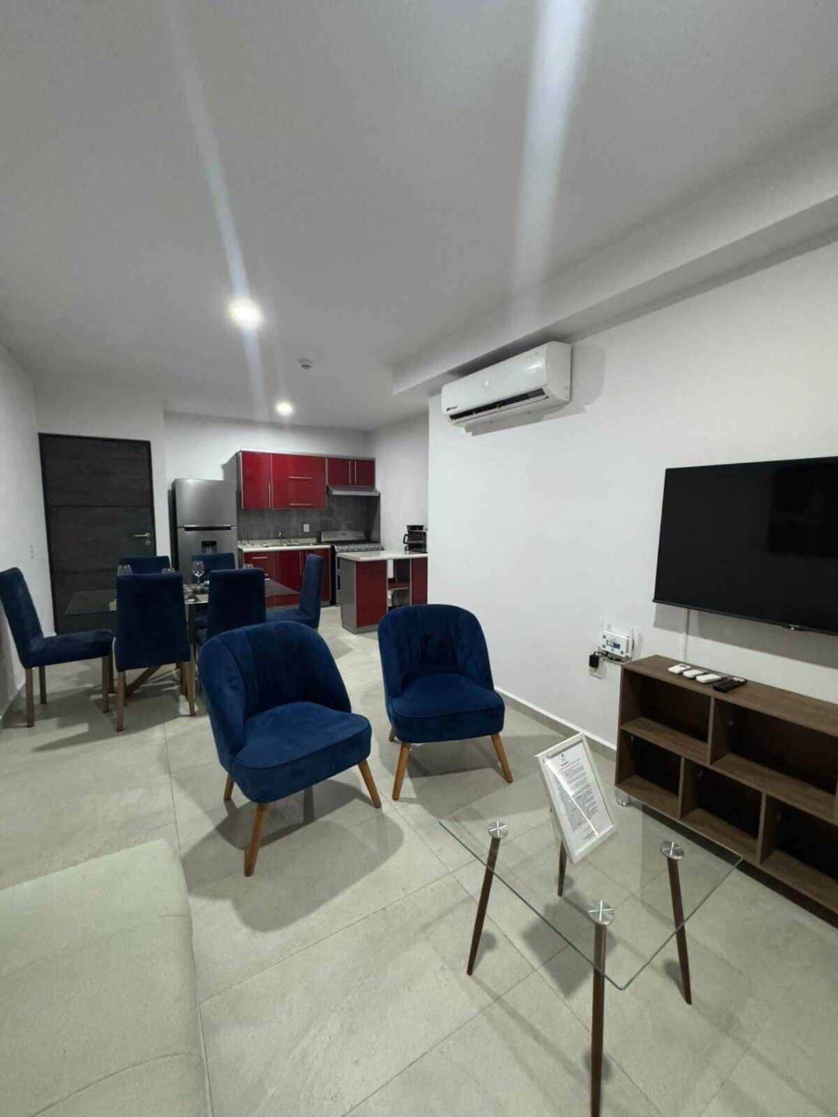 Una televisión, una mesa de tenis de mesa