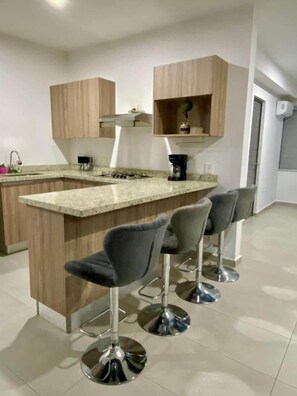 Fridge, microwave, oven, stovetop - Premium apartment in Laguna Playa with pool (Mazatlán)