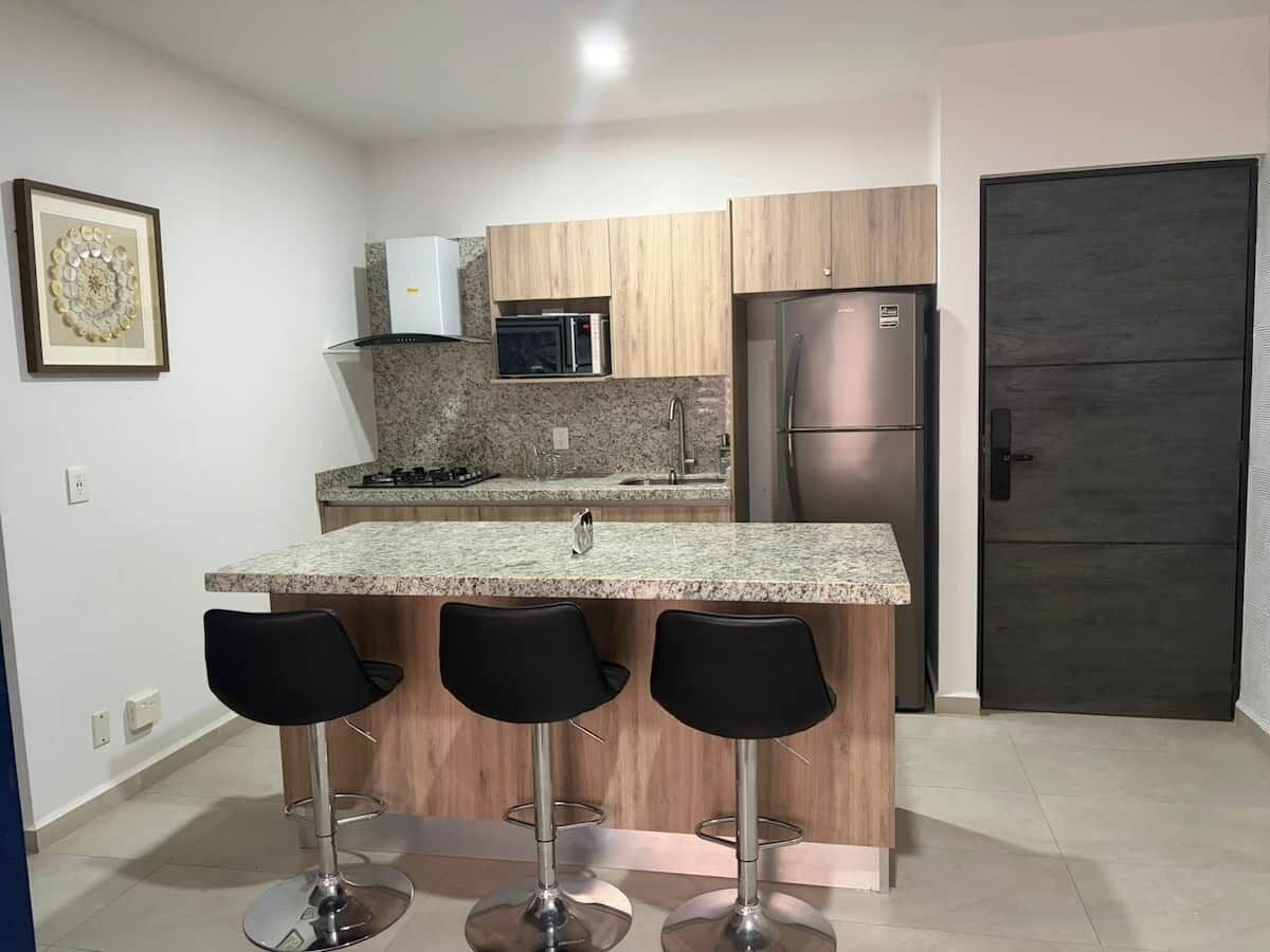 Frigorífico, microondas y placa de cocina