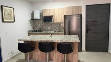 Frigorífico, microondas y placa de cocina