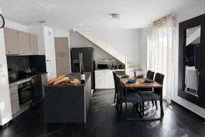 Fridge, microwave, oven, stovetop - Large duplex for 8 guests, 2 bathrooms, near Disneyland & Paris (Champs-sur-Marne)