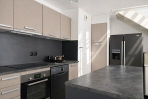 Réfrigérateur, micro-ondes, four, plaque de cuisson