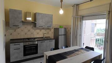 Kühlschrank, Ofen, Herdplatte, Wasserkocher mit Kaffee-/Teezubehör