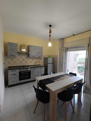 Kühlschrank, Ofen, Herdplatte, Wasserkocher mit Kaffee-/Teezubehör