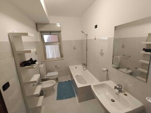 Sèche-cheveux, bidet, serviettes fournies, savon