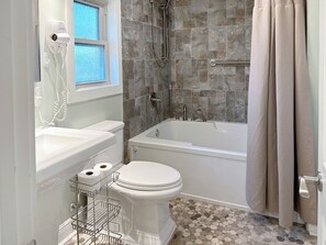Hair dryer, towels, toilet paper - Restful Retreat: 2 BD by Ochsner (Jefferson)