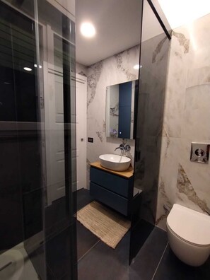 Sèche-cheveux, serviettes fournies, savon, papier toilette