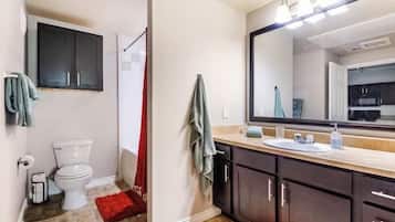 Doccia, asciugacapelli, asciugamani, sapone