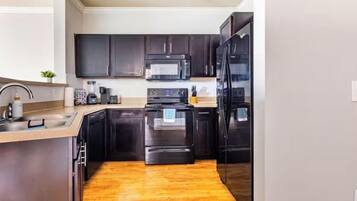 Coffee/tea maker, fridge, microwave, oven