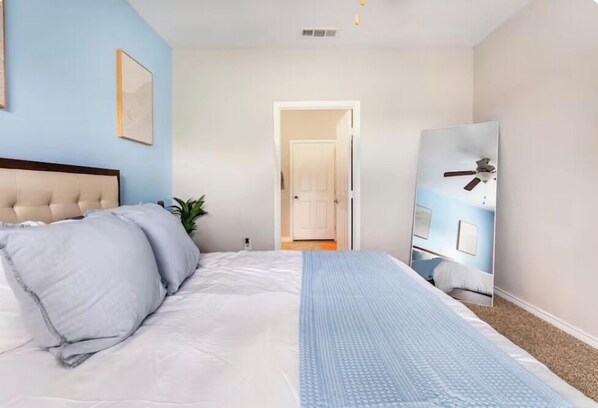 2 habitaciones, escritorio y tabla de planchar con plancha