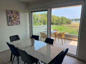Dining - Sunny Coast Apartment (Bašanija)