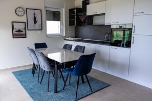 Dining - Sunny Coast Apartment (Bašanija)