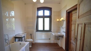 Hair dryer, towels, soap, toilet paper - Vacation apartment in the old country station 2nd floor (Schwarz)