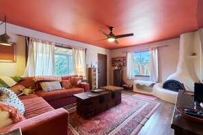 Smart TV, books - Stay at the Sunburst - 2 bedroom 5 min from Joshua Tree NP! (Joshua Tree)