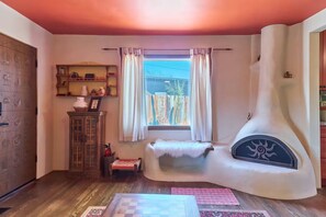 Interior - Stay at the Sunburst - 2 bedroom 5 min from Joshua Tree NP! (Joshua Tree)