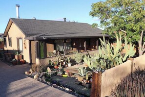 Exterior - Stay at the Sunburst - 2 bedroom 5 min from Joshua Tree NP! (Joshua Tree)
