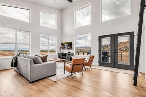 TV - Horsethief Hideout - Views, Hot Tub, Firepit Table, Trails Oasis (Loma)