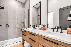 Shower, hair dryer, towels, soap - Horsethief Hideout - Views, Hot Tub, Firepit Table, Trails Oasis (Loma)