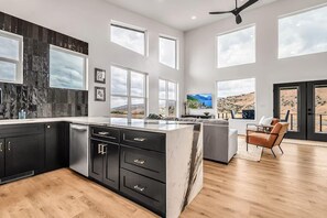 Interior - Horsethief Hideout - Views, Hot Tub, Firepit Table, Trails Oasis (Loma)