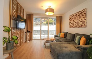 TV - Ferienwohnung mit Terrasse (Neuhaus an der Triestin)