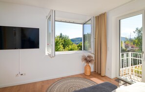 Living area - Ferienwohnung mit Terrasse (Neuhaus an der Triestin)