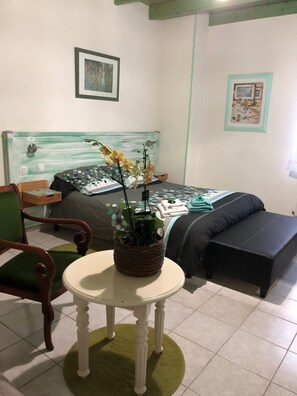 1 camera, ferro/asse da stiro, lenzuola