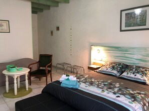 1 camera, ferro/asse da stiro, lenzuola